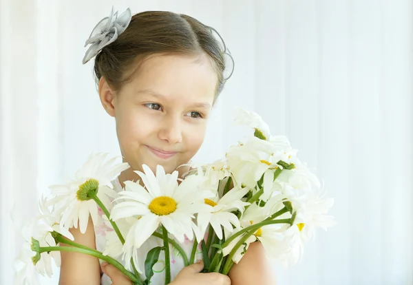 Dasies çiçekli küçük kız — Stok fotoğraf