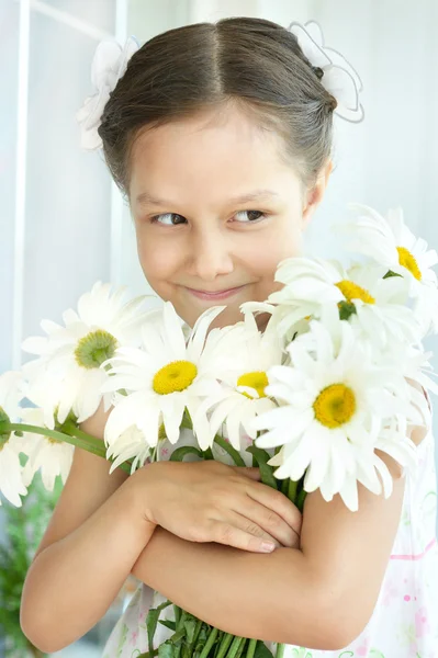 Meisje met dasies bloemen — Stockfoto