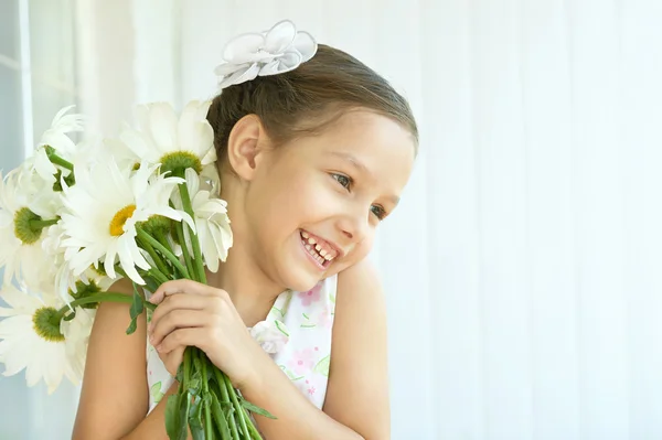 Liten flicka med dasies blommor — Stockfoto