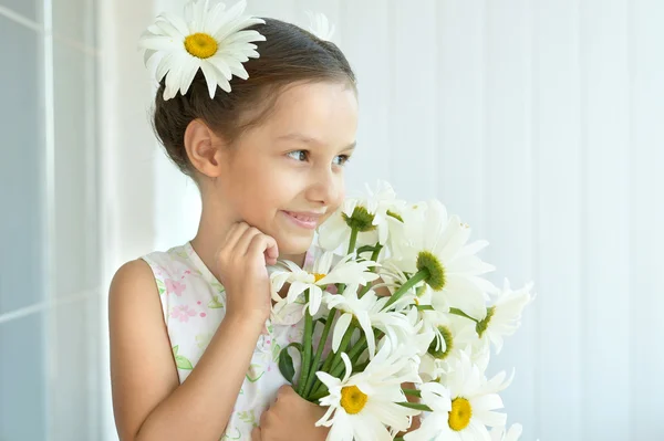 Liten flicka med dasies blommor — Stockfoto