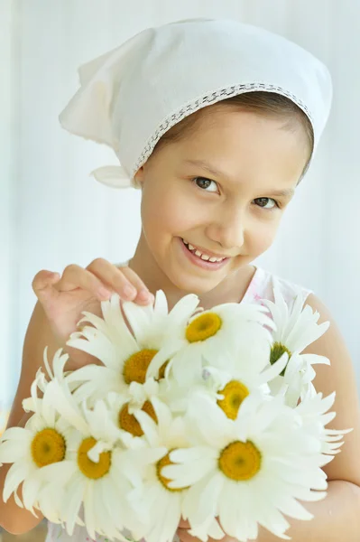 Kleines Mädchen mit Gänseblümchen — Stockfoto