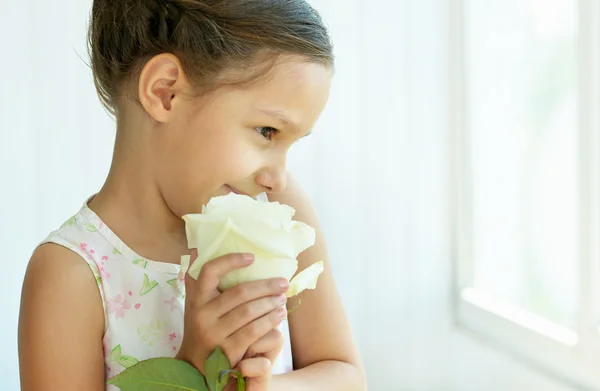 バラの花を持つ少女. — ストック写真