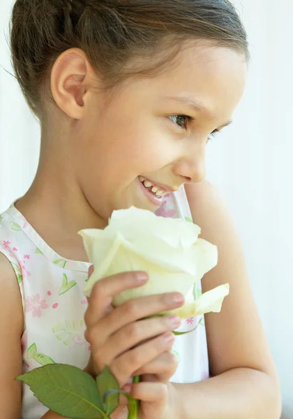 Kleines Mädchen mit Rosenblüte. — Stockfoto