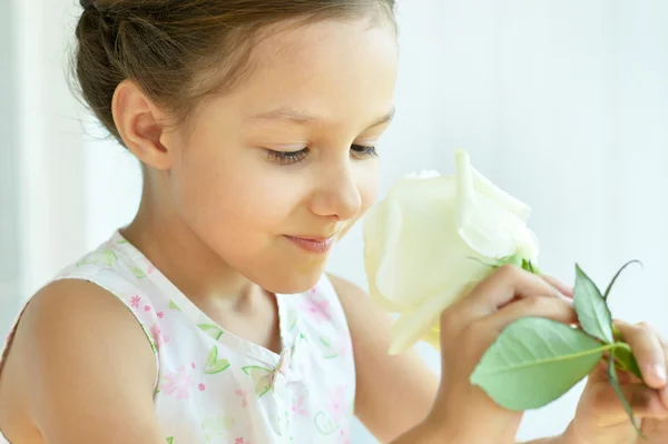 Kleines Mädchen mit Rosenblüte. — Stockfoto