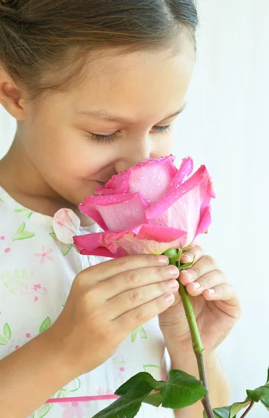 Petite fille avec fleur rose . — Photo