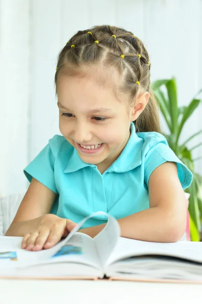 Mooi meisje met boek — Stockfoto