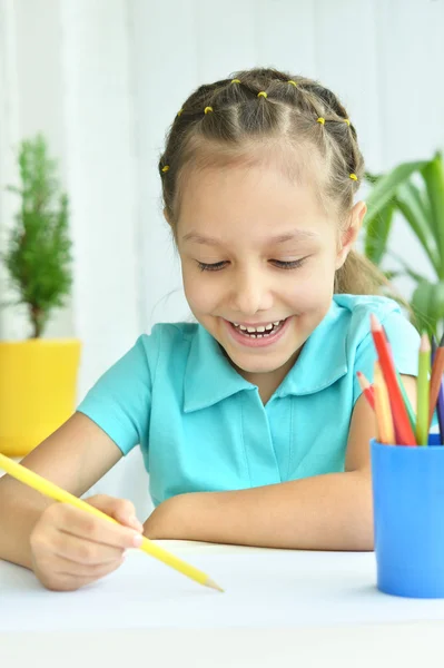 Ragazzina disegno a casa — Foto Stock