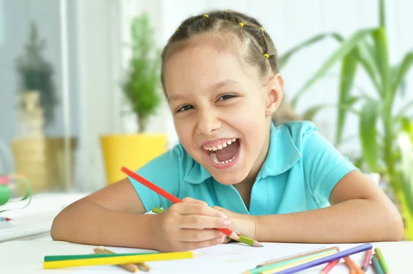 Ragazzina disegno a casa — Foto Stock