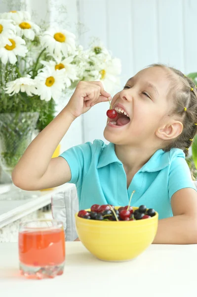 Linda niña comiendo cerezas —  Fotos de Stock