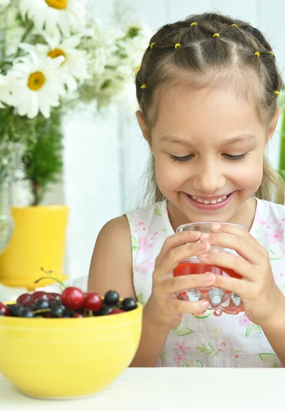 Menina bonito comer cerejas — Fotografia de Stock