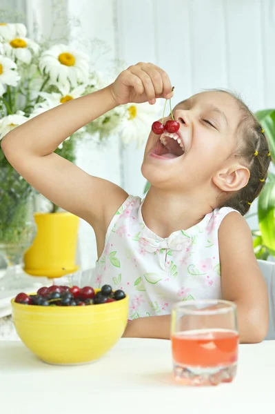 Χαριτωμένο κοριτσάκι που τρώει κεράσια — Φωτογραφία Αρχείου