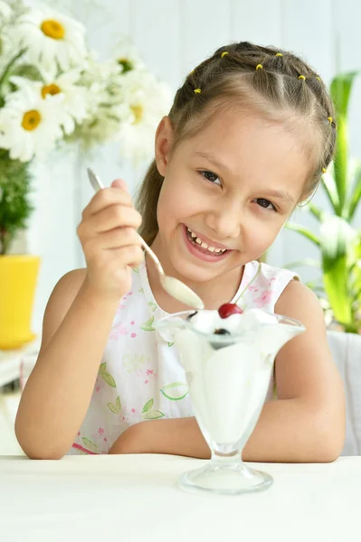 Dívku jíst sladký dezert s ovocem — Stock fotografie