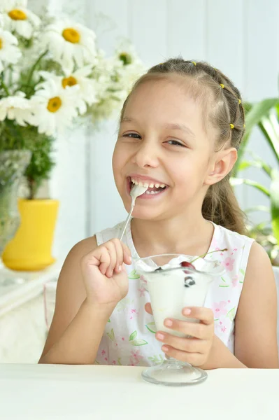 Chica comiendo dulce postre con bayas —  Fotos de Stock