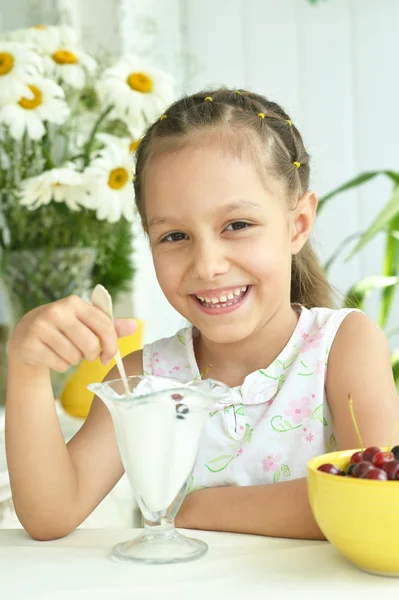 Girl eating sweet  dessert with berries — Stock Photo, Image