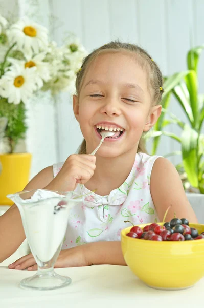 Κορίτσι τρώει γλυκό επιδόρπιο με μούρα — Φωτογραφία Αρχείου