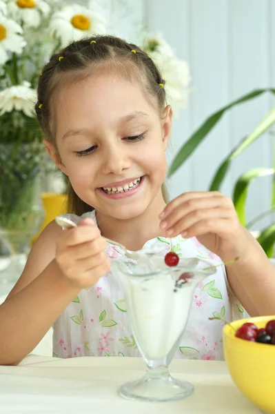 Κορίτσι τρώει γλυκό επιδόρπιο με μούρα — Φωτογραφία Αρχείου