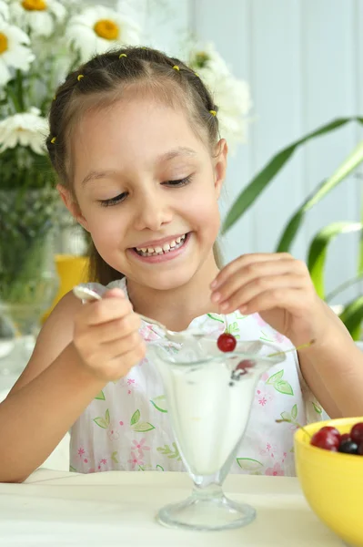 Chica comiendo dulce postre con bayas —  Fotos de Stock