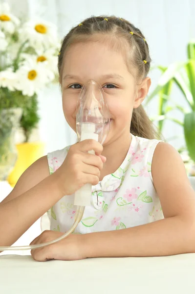 Niña con máscara para inhalación —  Fotos de Stock