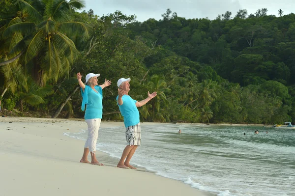 Pareja de ancianos descansan en resort tropical — Foto de Stock