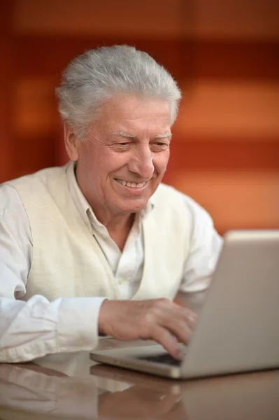 Старший чоловік з ноутбуком — стокове фото