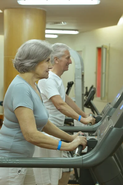 Seniorpar Øvelse i gym – stockfoto