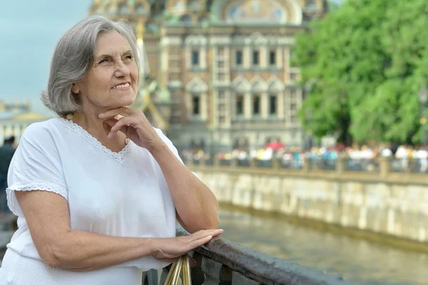 Gelukkig senior vrouw buiten — Stockfoto