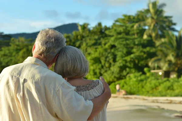 Pareja de ancianos descansan en resort tropical —  Fotos de Stock