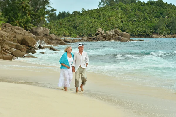 Pareja de ancianos descansan en resort tropical — Foto de Stock