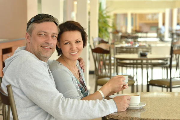 Casal feliz com café — Fotografia de Stock