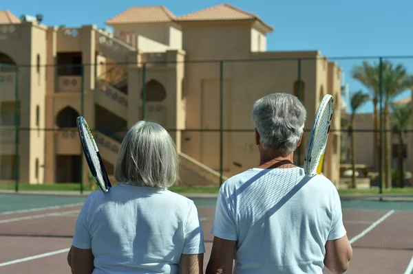 Starší pár na tenisový kurt — Stock fotografie