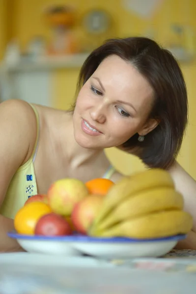 Femeia zâmbitoare cu fructe — Fotografie, imagine de stoc