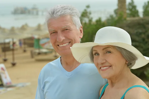Älteres Paar am Strand — Stockfoto