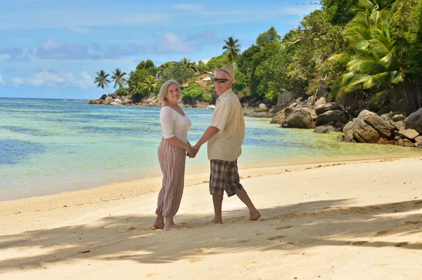 Bejaarde echtpaar rusten in tropische resort — Stockfoto