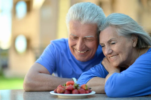 Starszy para w kawiarni z truskawkami — Zdjęcie stockowe