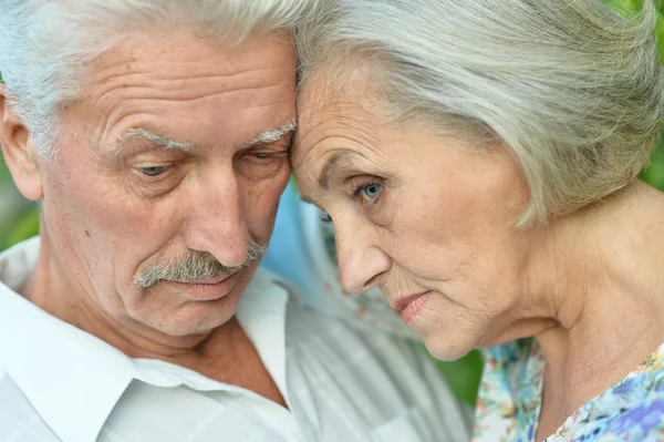 Triste casal sênior no parque — Fotografia de Stock