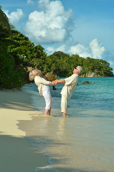 Ηλικιωμένο ζευγάρι υπόλοιπο στο tropical resort — Φωτογραφία Αρχείου