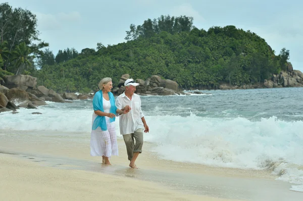 Pareja de ancianos descansan en resort tropical — Foto de Stock