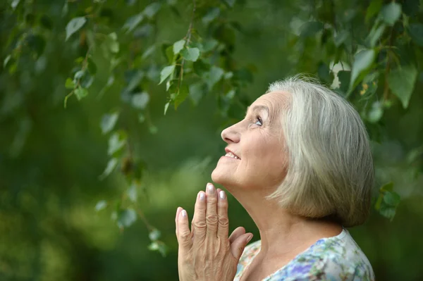 Seniorin im Sommerpark — Stockfoto