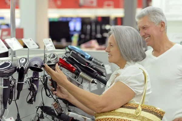 Senior couple in a shopping center — Stock Photo, Image