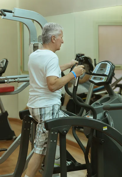 Hombre mayor en el gimnasio — Foto de Stock