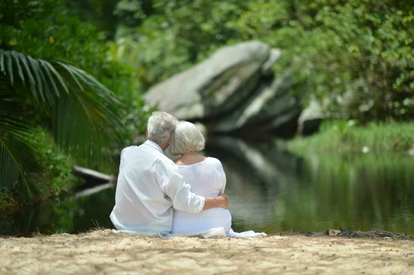 Pareja de ancianos descansan en resort tropical —  Fotos de Stock