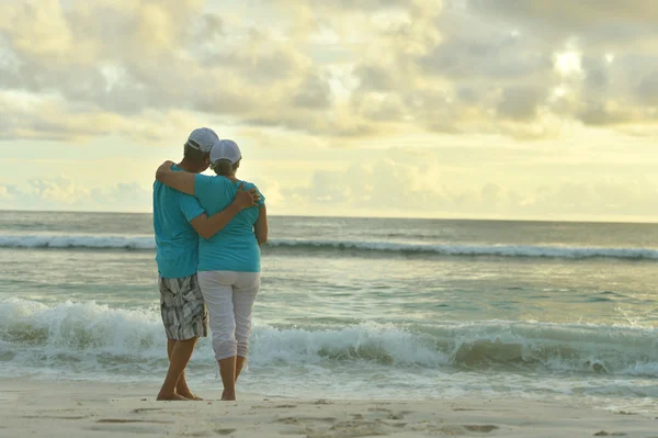 Bejaarde echtpaar rusten in tropische resort — Stockfoto