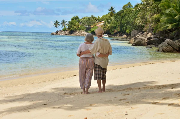 Pareja de ancianos descansan en resort tropical — Foto de Stock