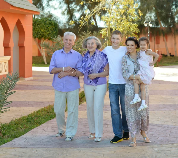 Familie entspannt im Ferienort — Stockfoto