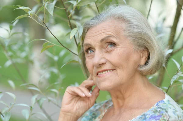 Seniorenvrouw in zomerpark — Stockfoto