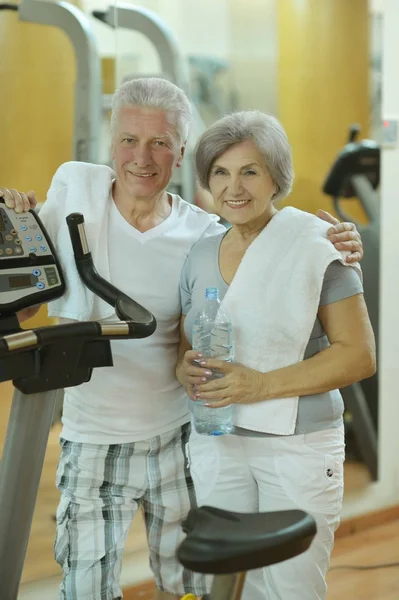 Couple de personnes âgées buvant au gymnase — Photo