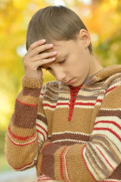 Petit garçon triste dans le parc — Photo