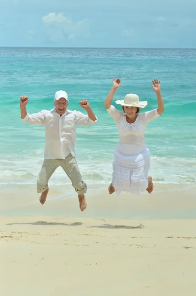 Pareja de ancianos descansan en resort tropical —  Fotos de Stock