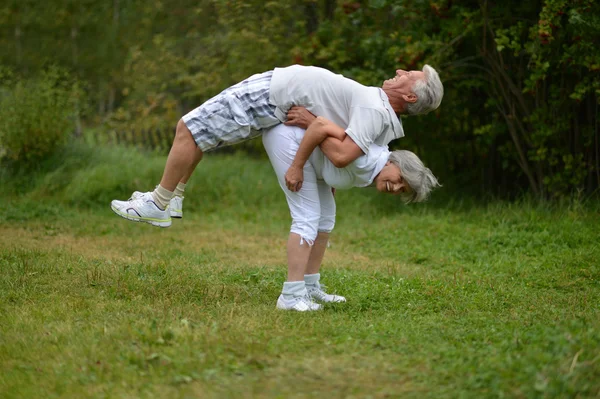 Спортивные упражнения для пожилых пар — стоковое фото