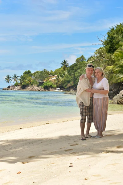 Pareja de ancianos descansan en resort tropical —  Fotos de Stock
